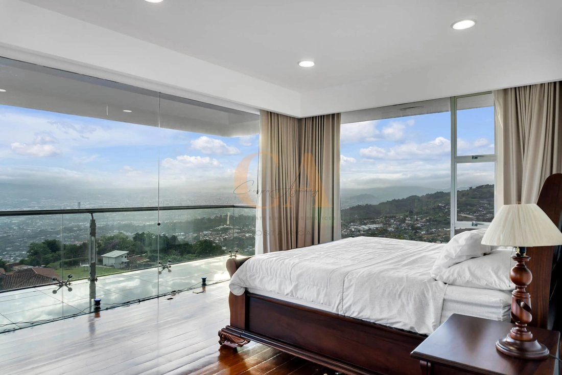 在哥斯达黎加埃斯卡苏的1100 m2带花园住宅