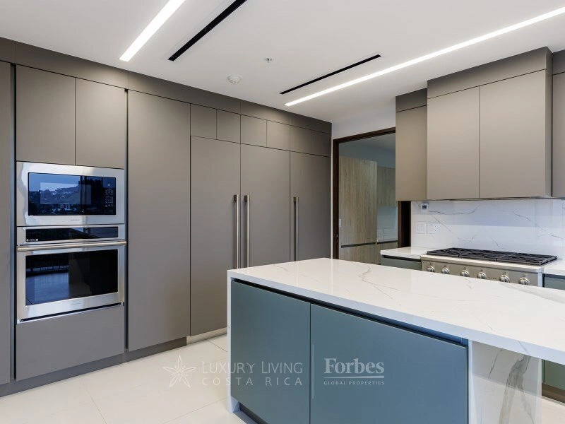 Apartment 4+1 with open parking space in Escazu, Costa Rica