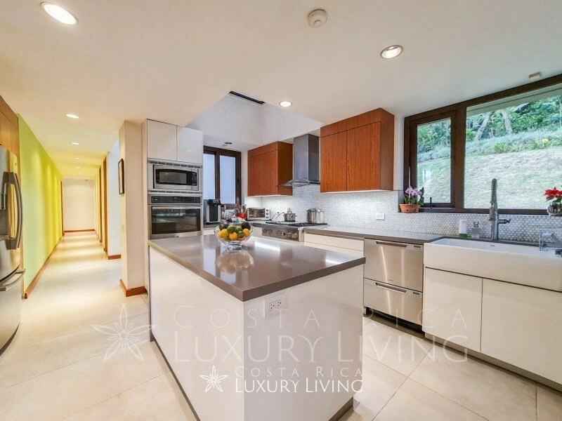 Villa 4+1 with parking in Escazu, Costa Rica