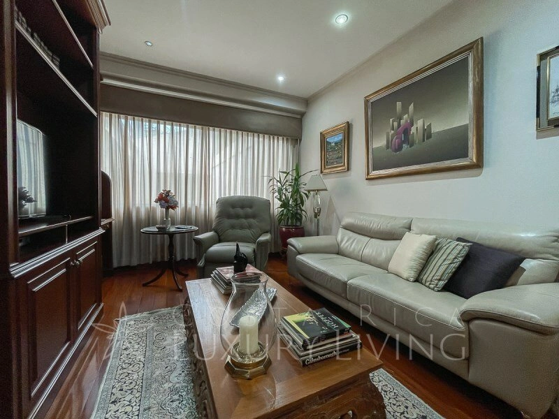 House 560 m2 with high ceiling in Escazu, Costa Rica