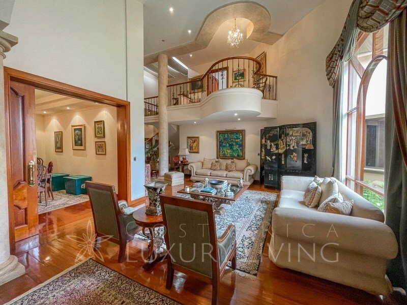 House 560 m2 with high ceiling in Escazu, Costa Rica