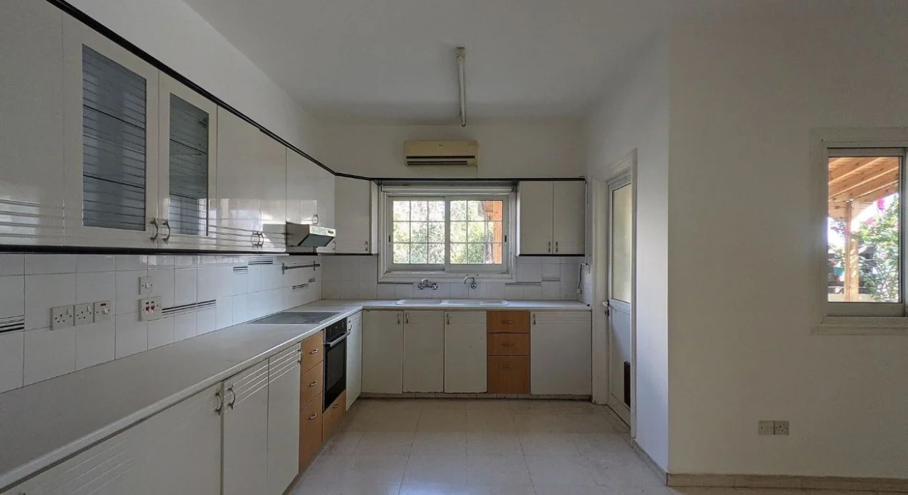 キプロスのストロボロスにある236㎡のモダンハウス