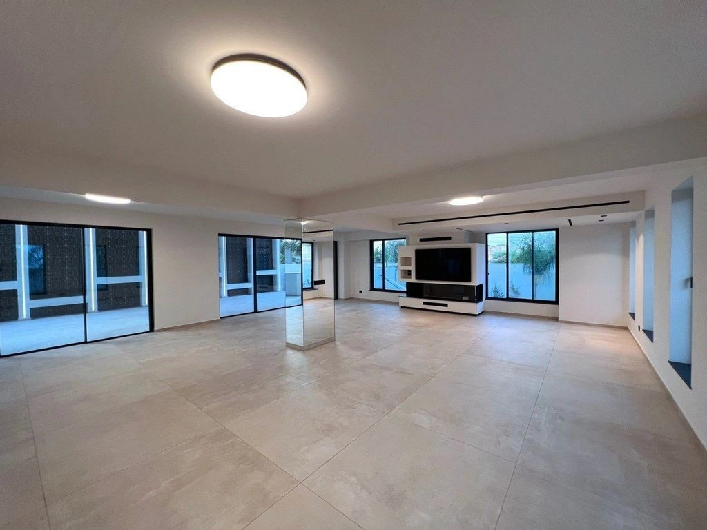 Villa di lusso 1034 m² con piscina a Strovolos, Cipro