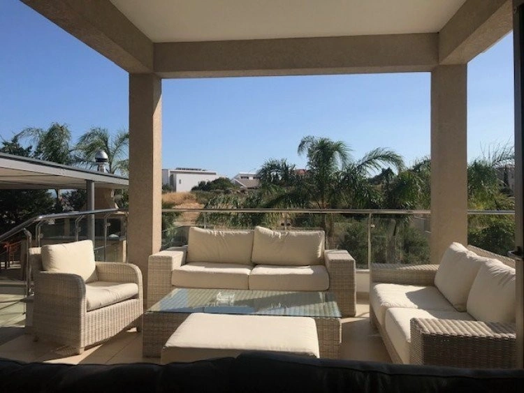 Villa 4+1 with parking in Germasogeia, Cyprus