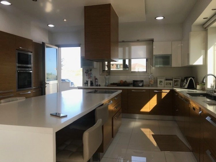 Villa 4+1 with parking in Germasogeia, Cyprus