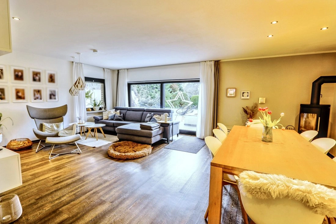 德国汉诺威带露台与壁炉的住宅