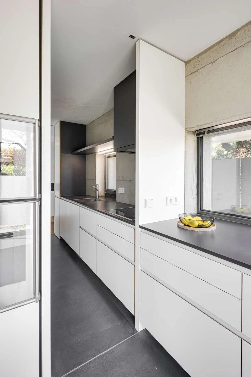 德国慕尼黑带车库的联排别墅