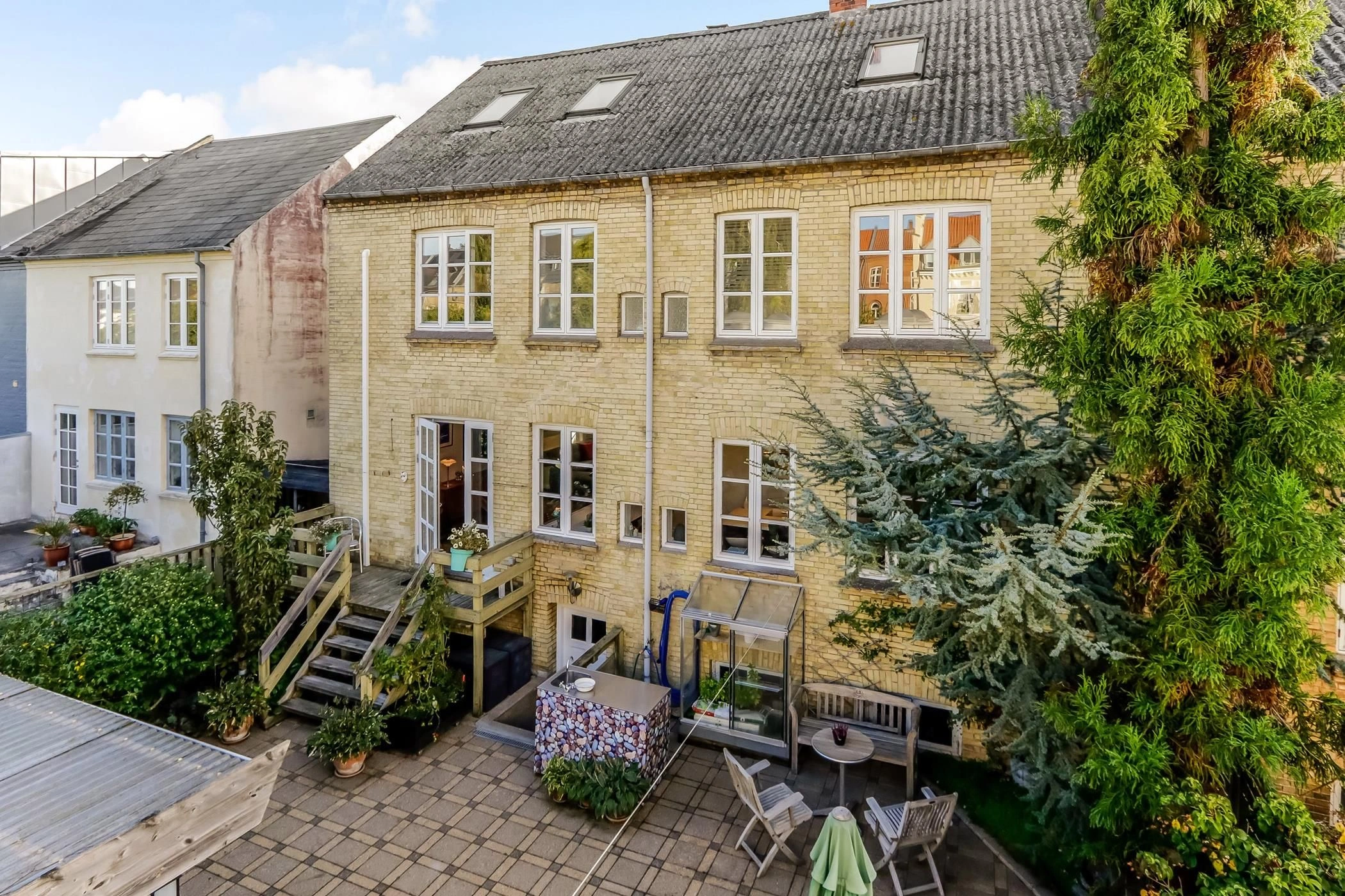 ओडेन्स के शांत इलाके में आरामदायक लेआउट वाला विशाल टाउनहाउस, डेनमार्क