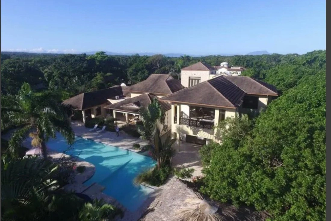 Вилла 1001 m2 с открытым бассейном в Кабарете, Доминиканская Республика