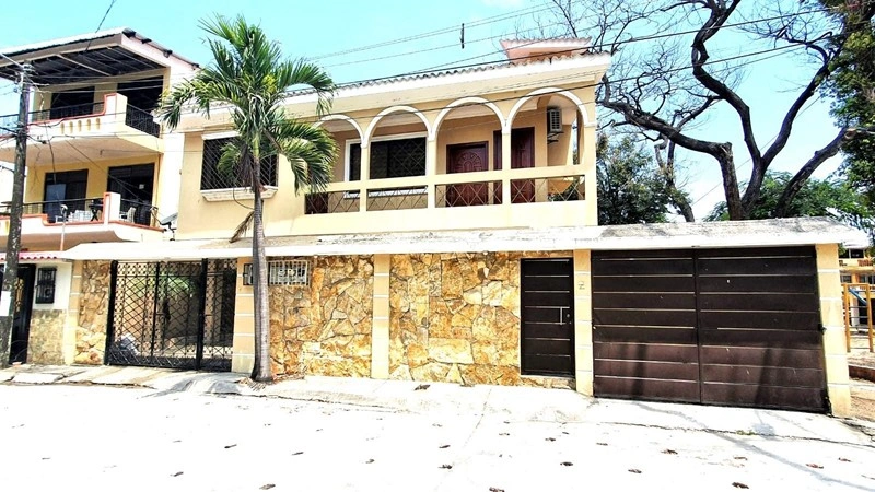 Casa 6+1 con estacionamiento en Guayaquil, Ecuador