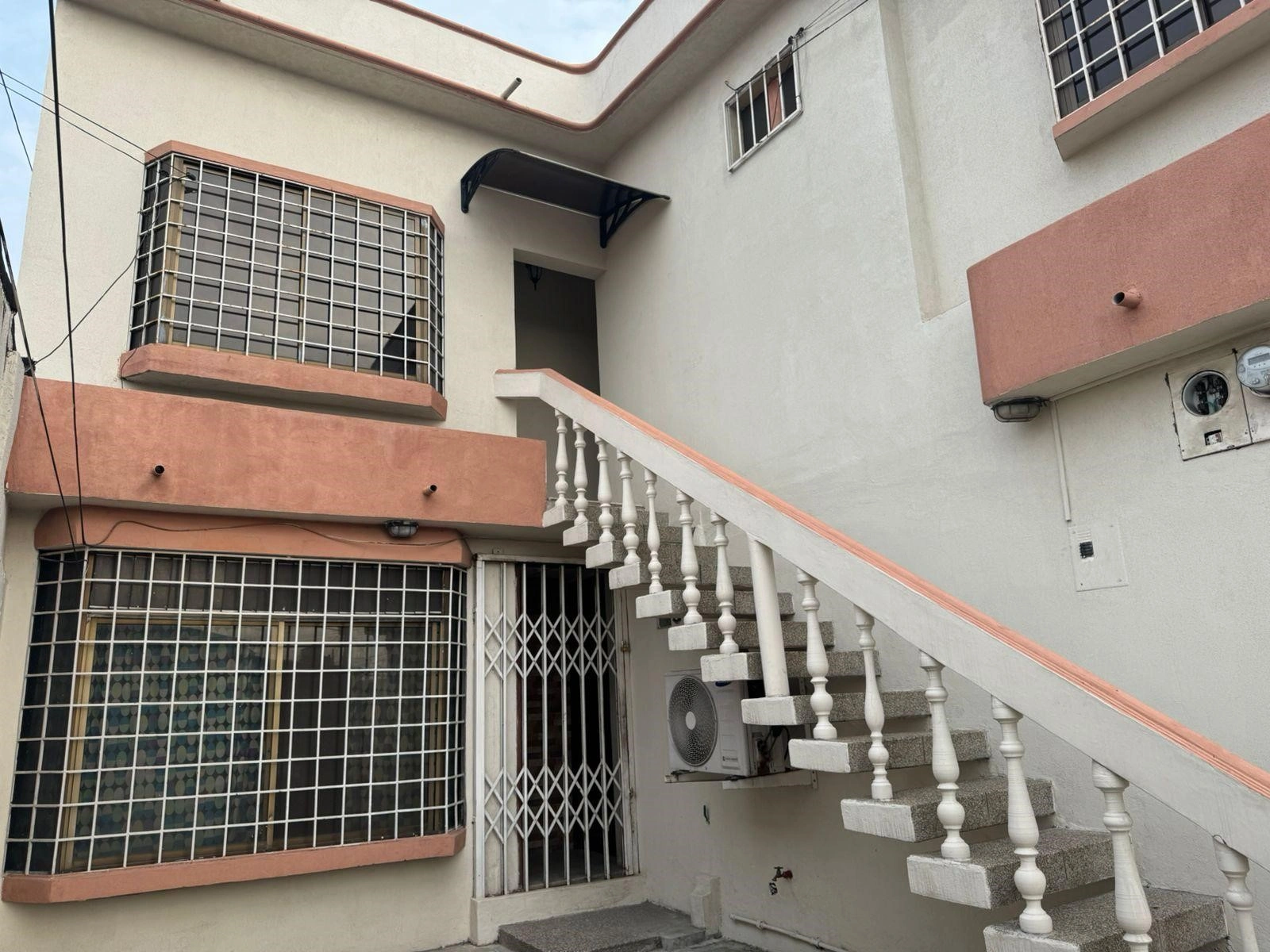 House 9+1 with garden in Guayaquil, Ecuador