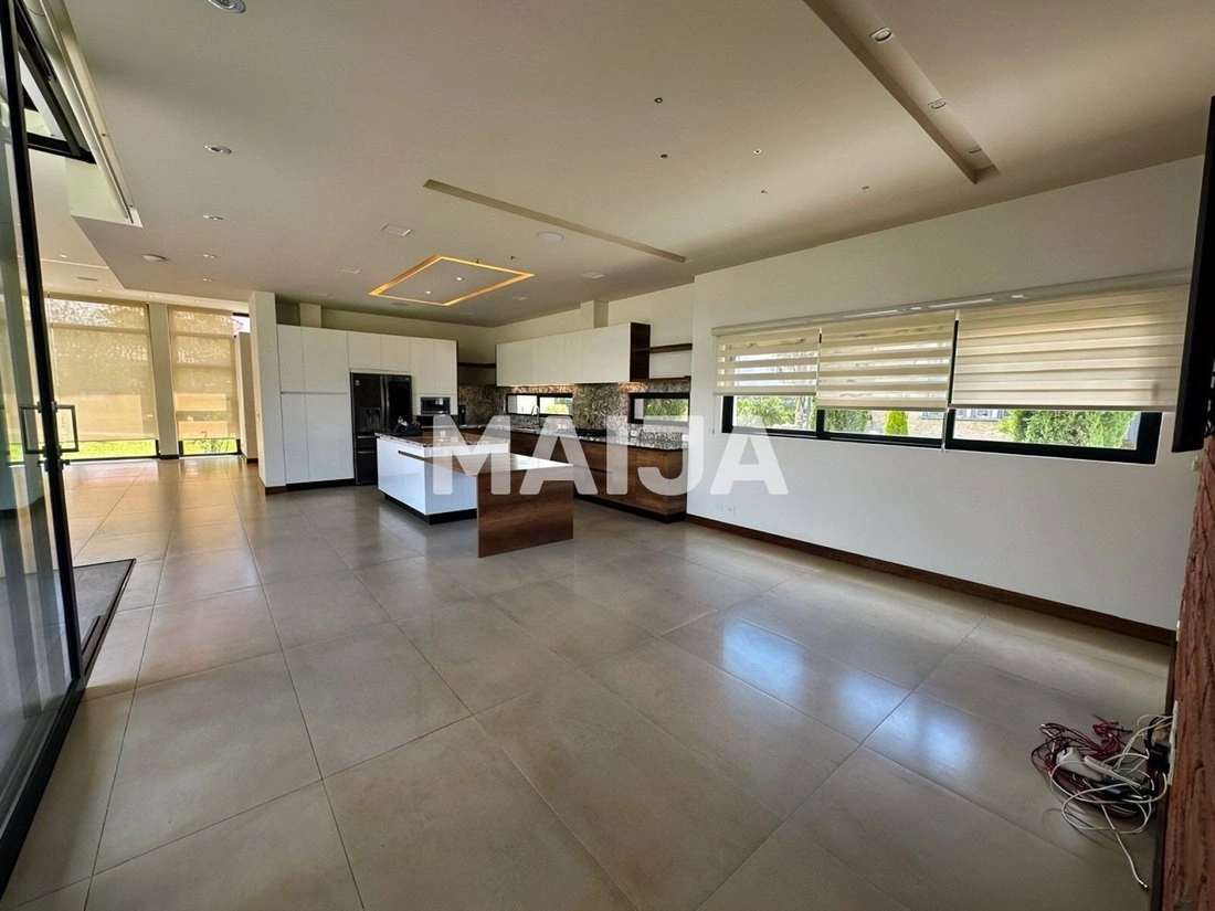 厄瓜多尔基多 368 m² 开放式厨房住宅