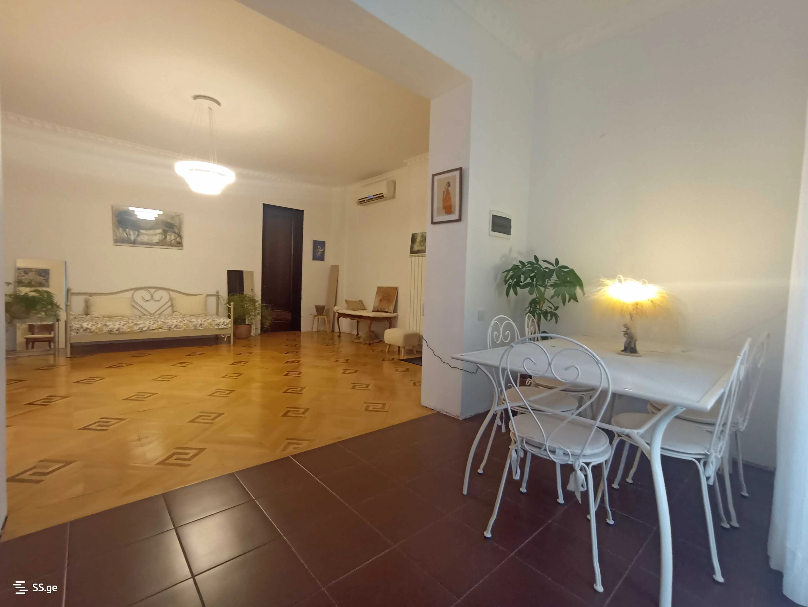 कूतैसी, जॉर्जिया में विशाल 3‑बेडरूम अपार्टमेंट