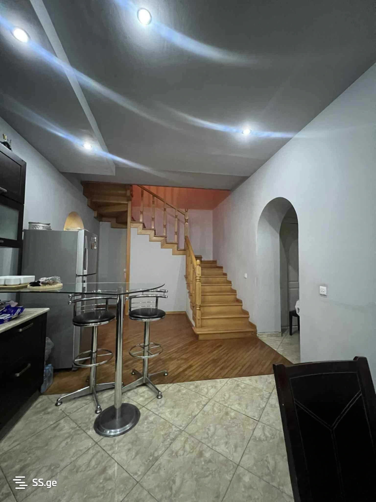 شقة فسيحة من 5 غرف نوم في روستافي، جورجيا