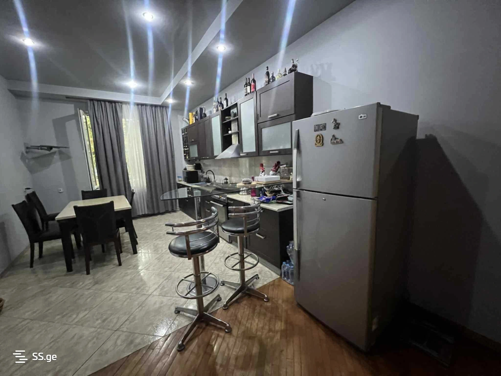 شقة فسيحة من 5 غرف نوم في روستافي، جورجيا