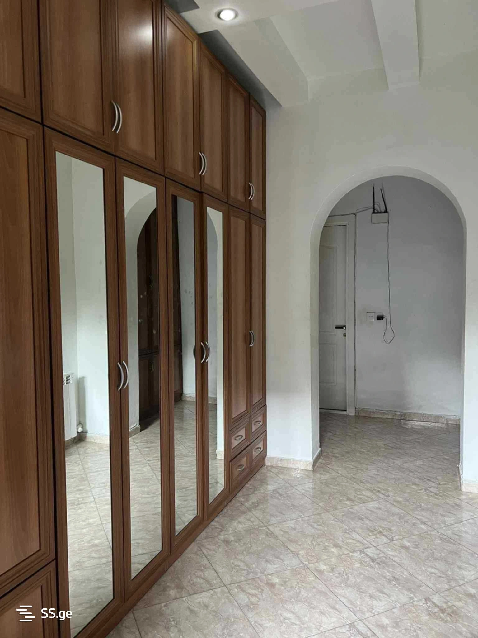 شقة فسيحة من 5 غرف نوم في روستافي، جورجيا