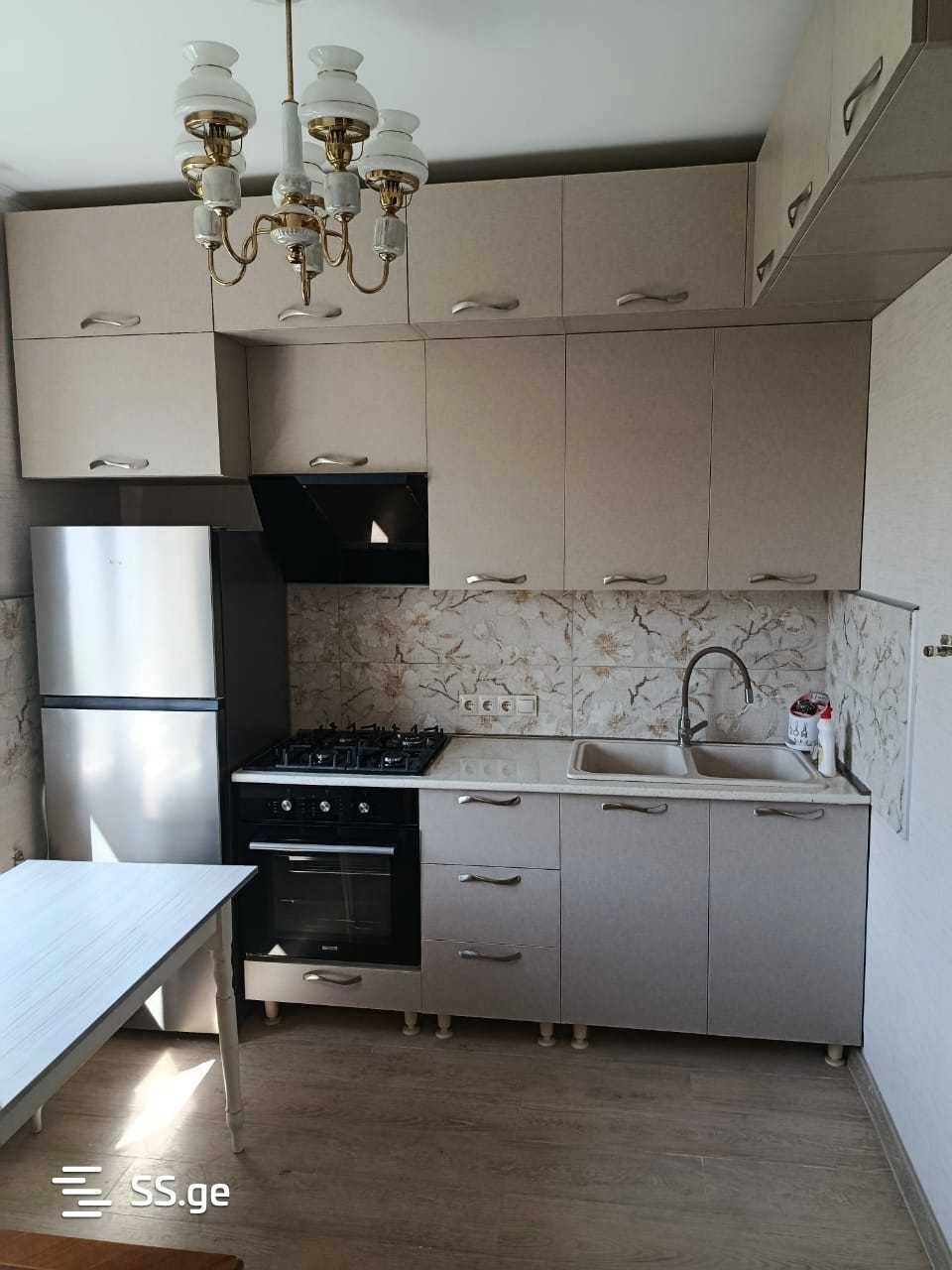 रूस्तवी, जॉर्जिया में नवीनीकृत 3-बेडरूम अपार्टमेंट