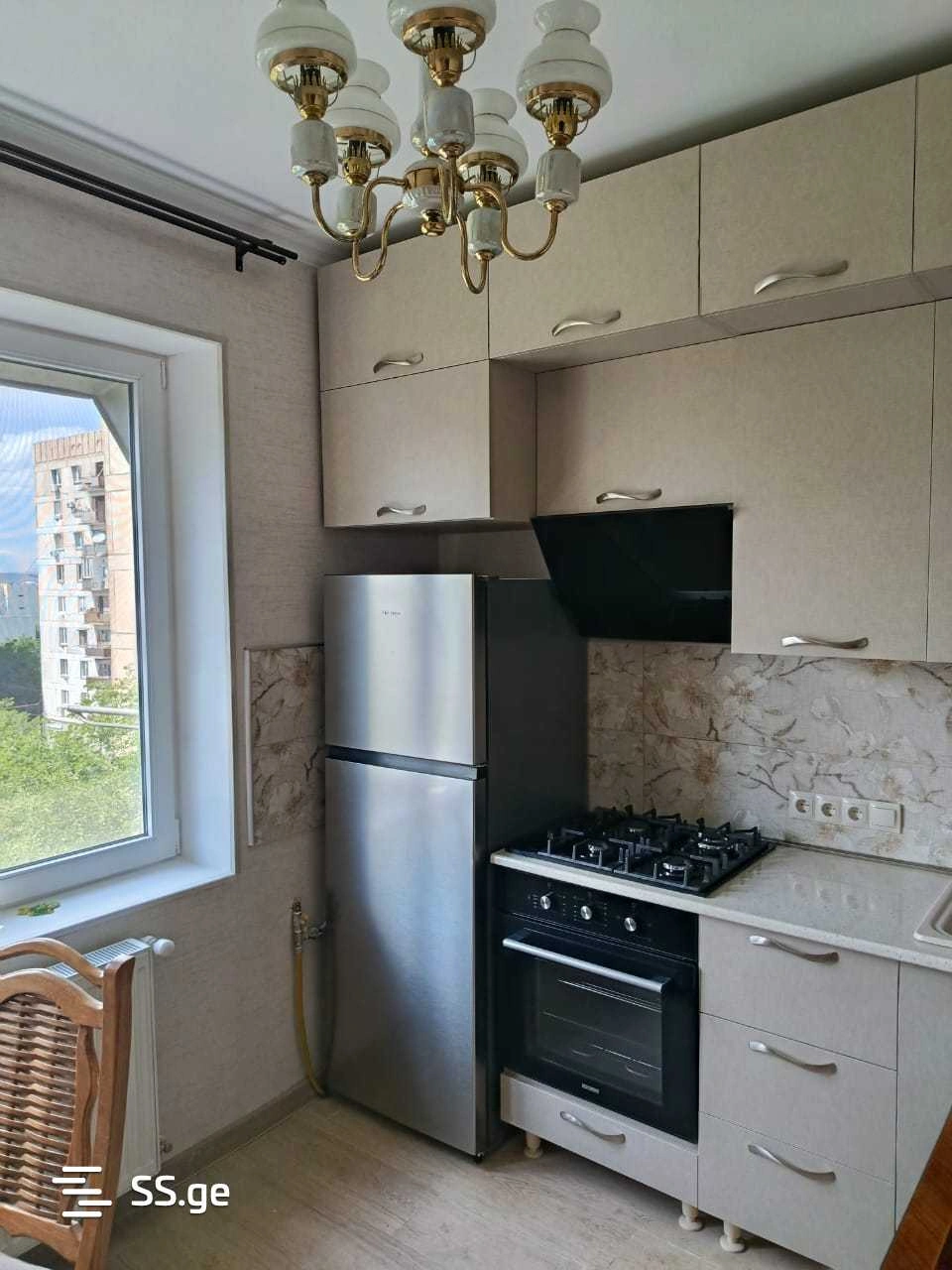 रूस्तवी, जॉर्जिया में नवीनीकृत 3-बेडरूम अपार्टमेंट