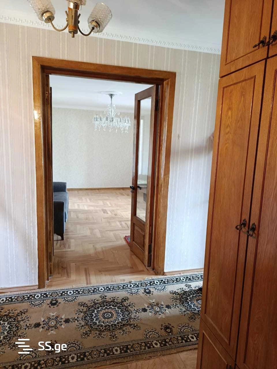 रूस्तवी, जॉर्जिया में नवीनीकृत 3-बेडरूम अपार्टमेंट