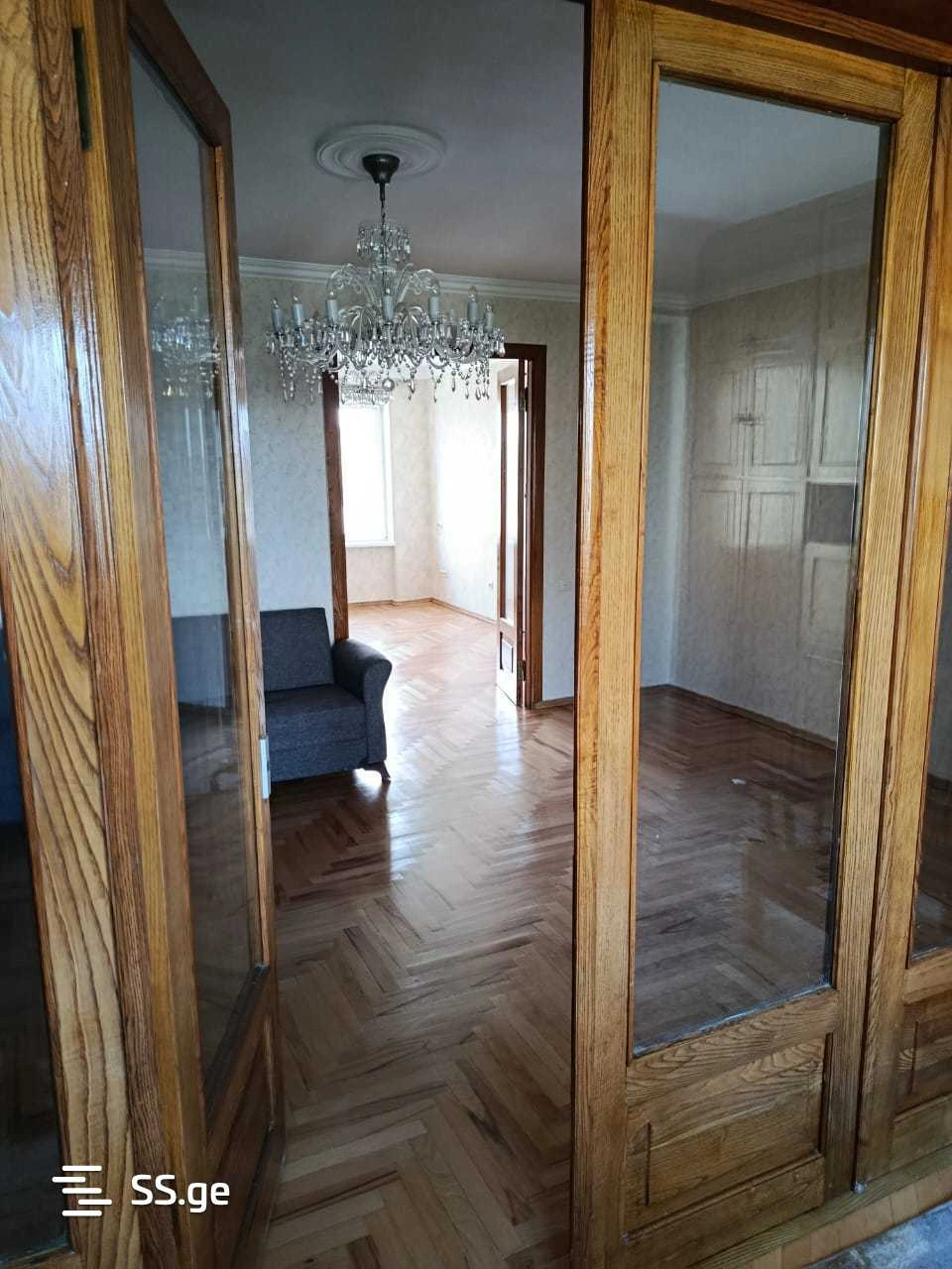 रूस्तवी, जॉर्जिया में नवीनीकृत 3-बेडरूम अपार्टमेंट