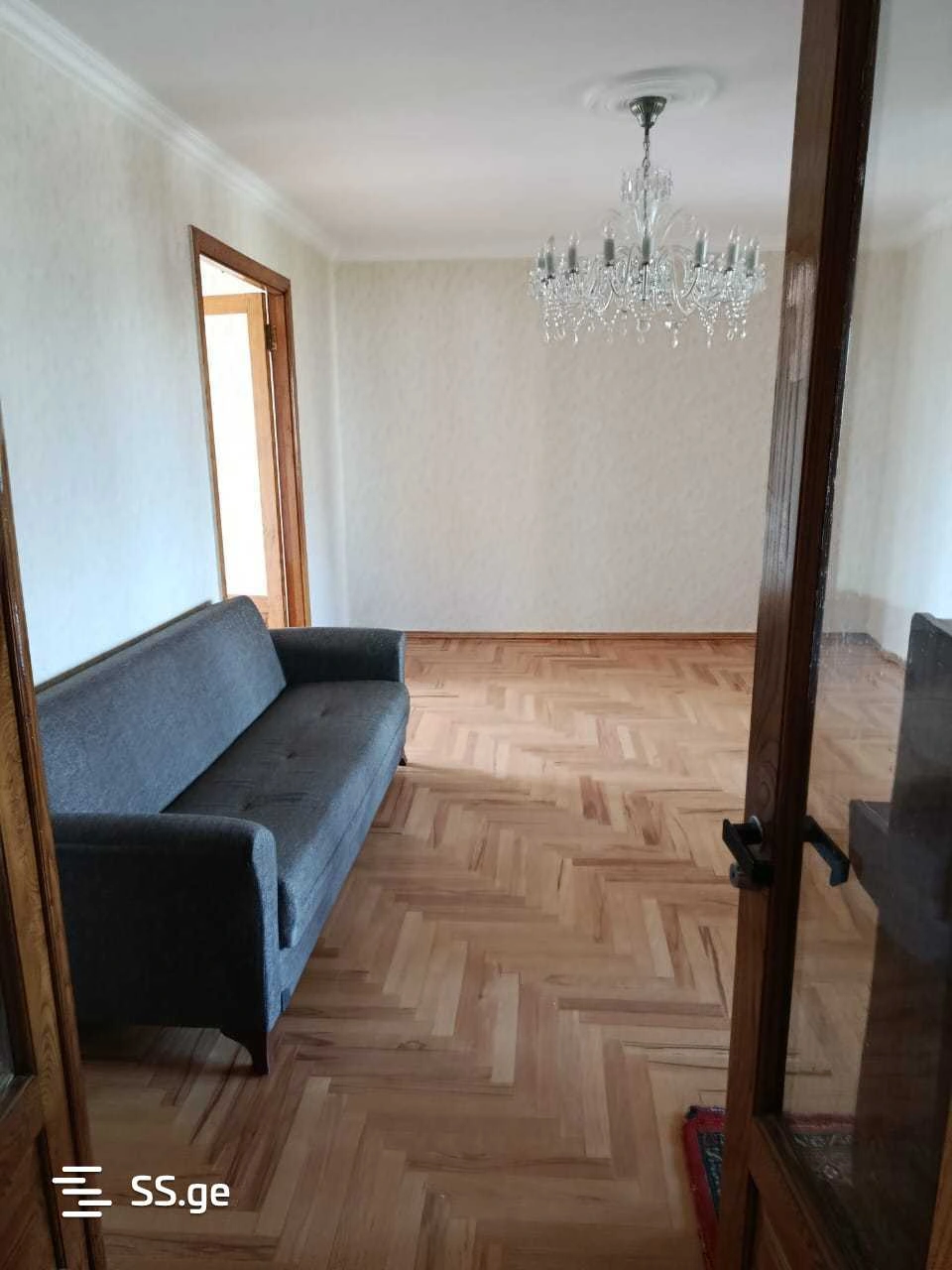 रूस्तवी, जॉर्जिया में नवीनीकृत 3-बेडरूम अपार्टमेंट