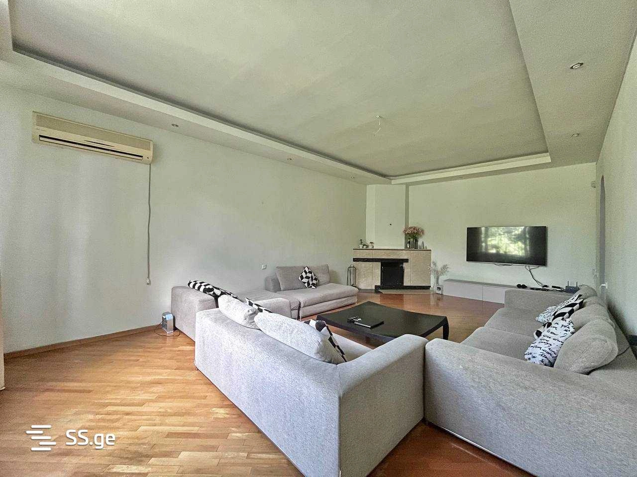 रस्टावी, जॉर्जिया में विशाल 6-बेडरूम अपार्टमेंट