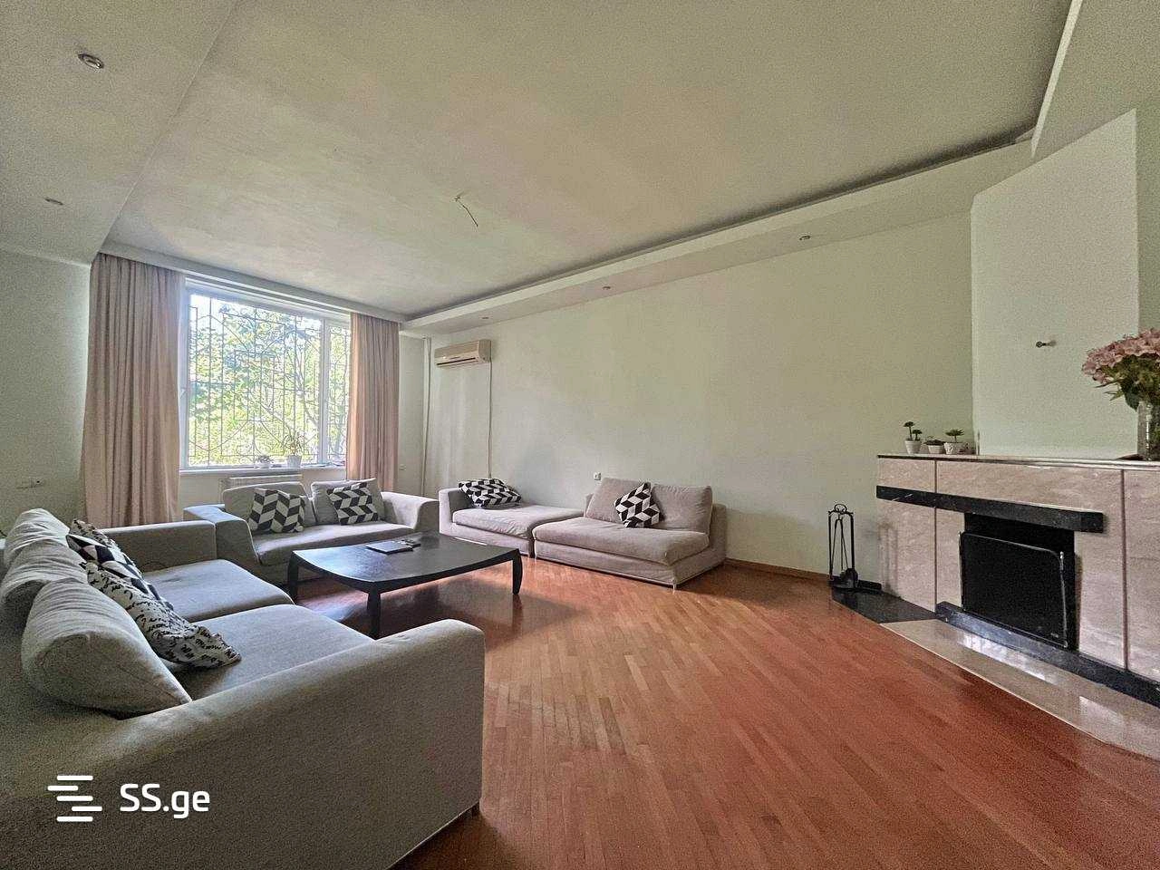 रस्टावी, जॉर्जिया में विशाल 6-बेडरूम अपार्टमेंट