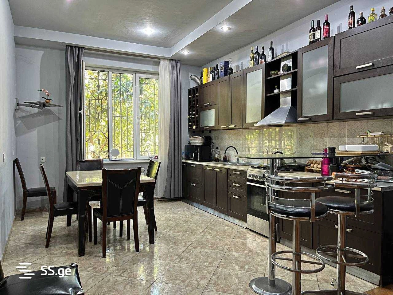 रस्टावी, जॉर्जिया में विशाल 6-बेडरूम अपार्टमेंट