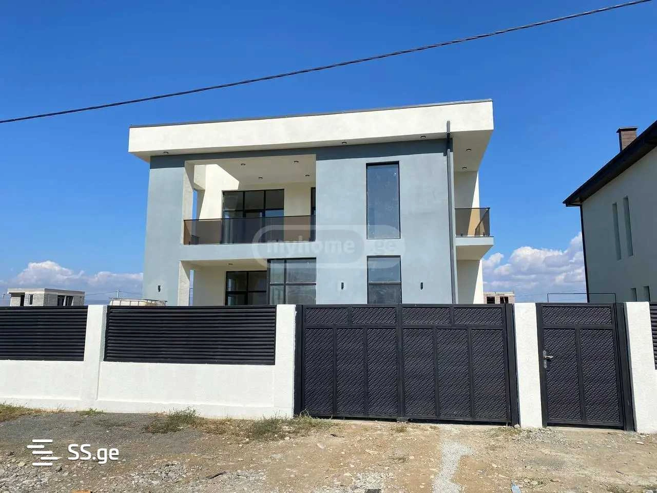 Casa amplia de 4 dormitorios en Rustavi, Georgia