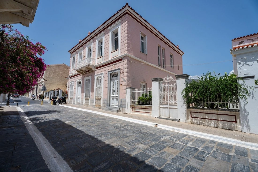 位于希腊安德罗斯的545平方米宽敞新古典主义别墅