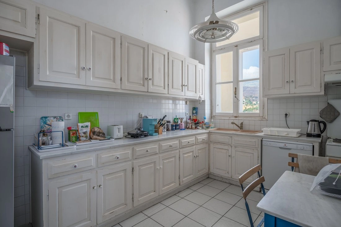 位于希腊安德罗斯的545平方米宽敞新古典主义别墅