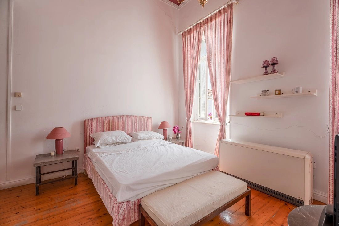 位于希腊安德罗斯的545平方米宽敞新古典主义别墅