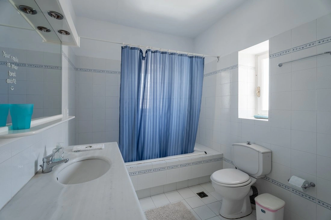 位于希腊安德罗斯的545平方米宽敞新古典主义别墅