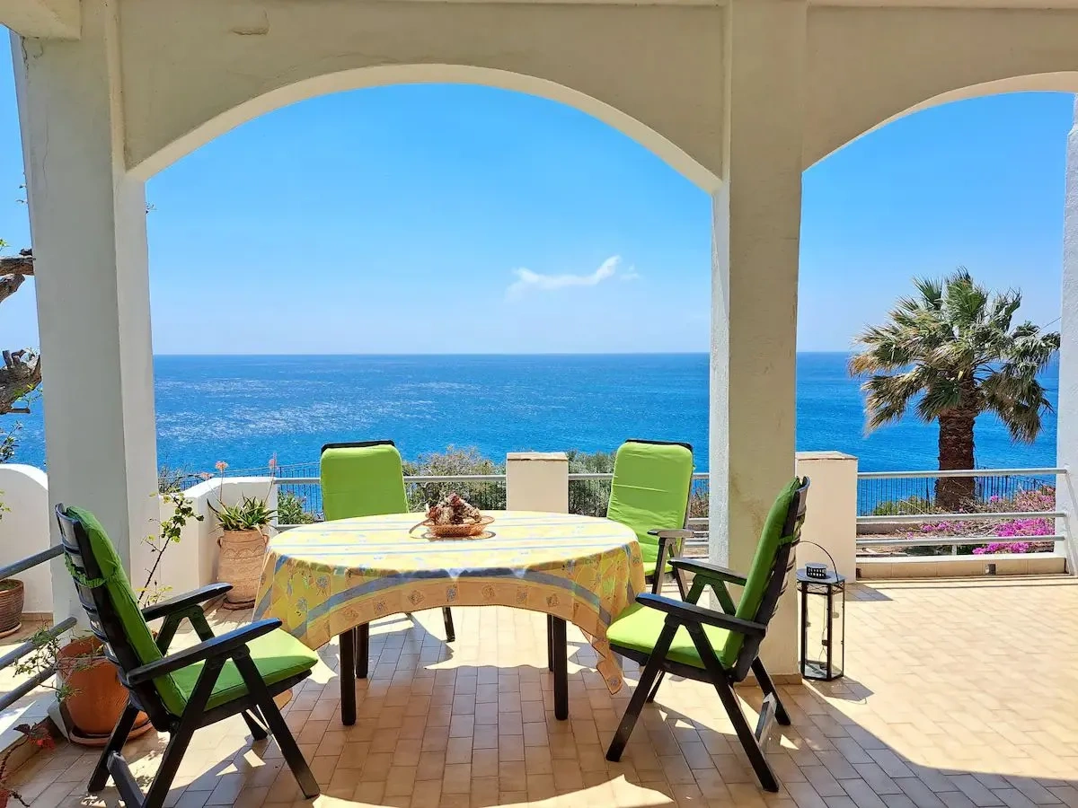 现代海景房 156 平方米,位于希腊伊卡里亚岛