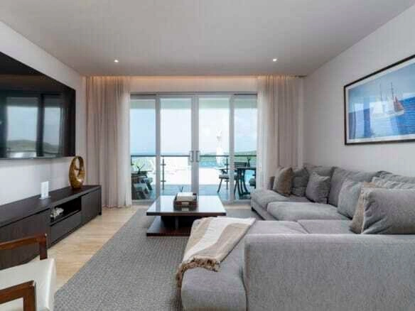 格林纳达圣乔治带无边泳池的 2+1 公寓