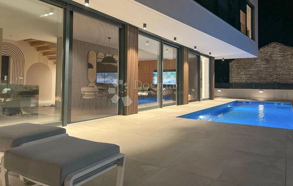 House 250 m2 with parking in Rovinj, Croatia