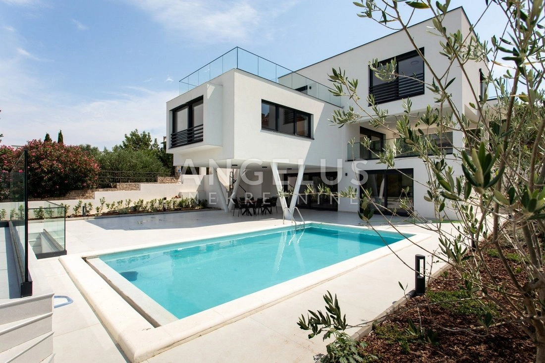 克罗地亚斯普利特:260 m2 带停车位的房屋