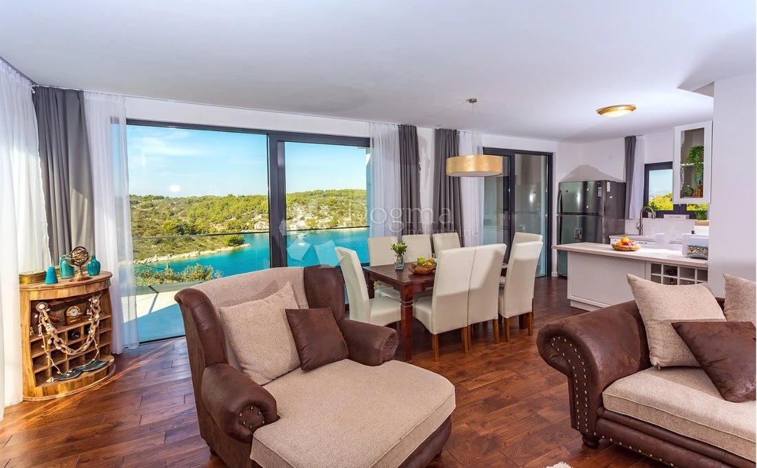 House 278 m2 with jacuzzi in Split, Croatia