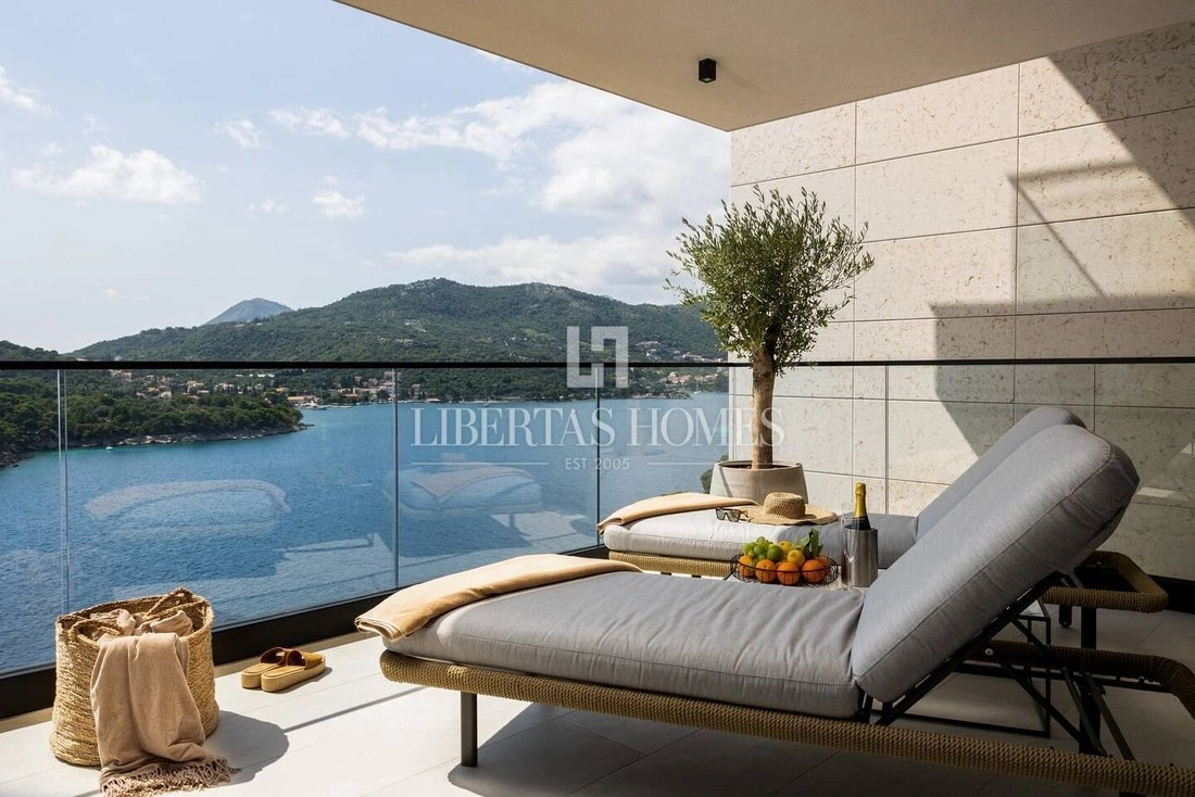 Apartment 103 m2 with open parking space in Dubrovnik, Croatia