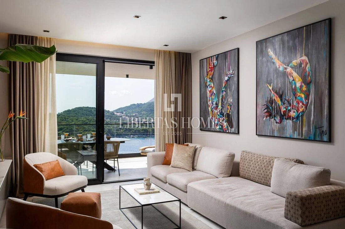 Apartment 103 m2 with open parking space in Dubrovnik, Croatia
