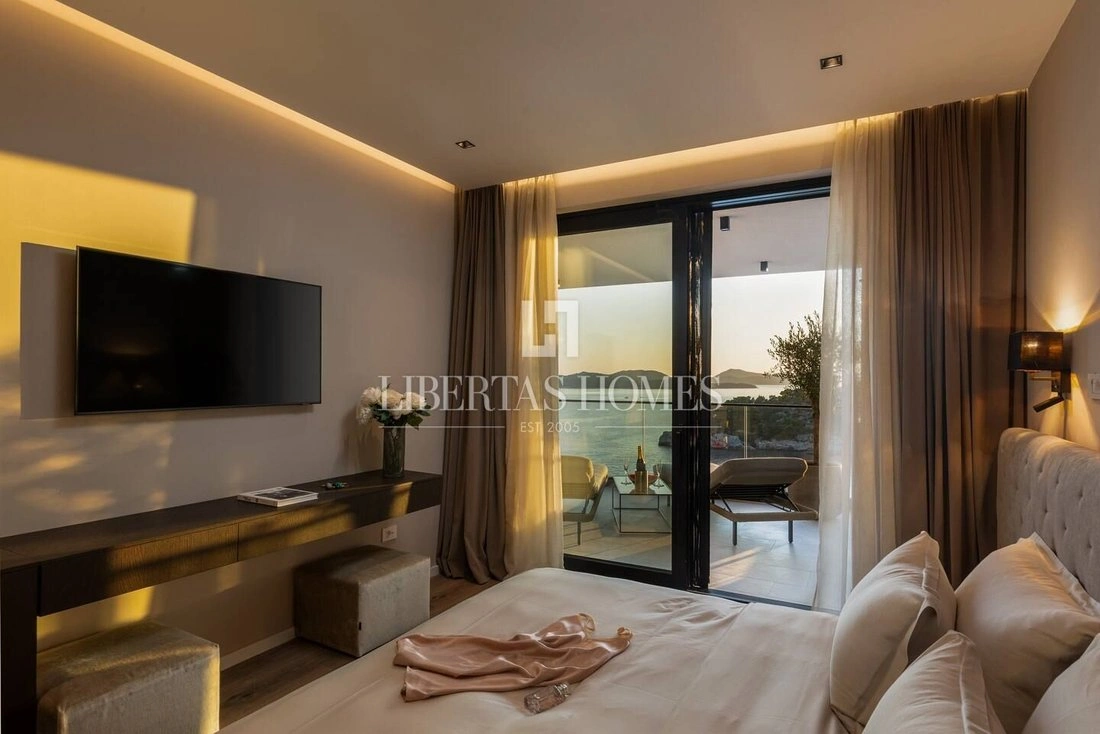 Apartment 103 m2 with open parking space in Dubrovnik, Croatia