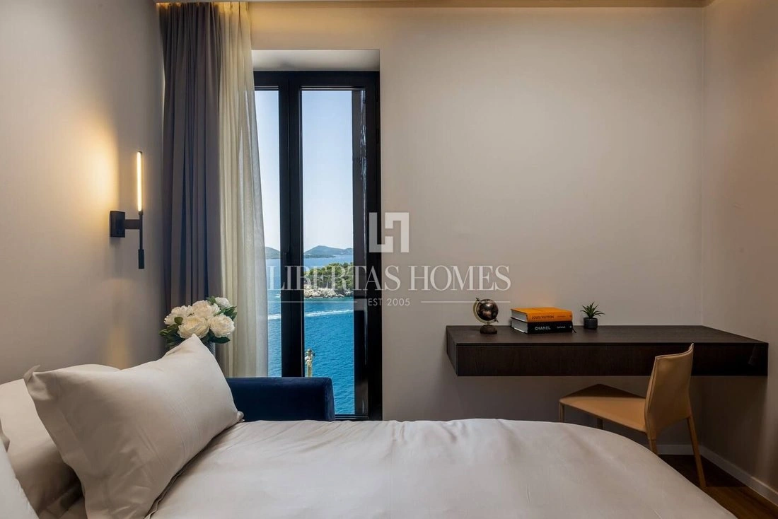 Apartment 103 m2 with open parking space in Dubrovnik, Croatia