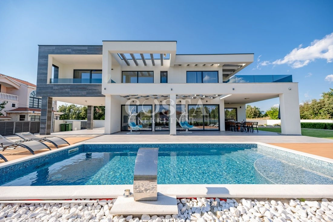 House 260 m2 with jacuzzi in Zadar, Croatia