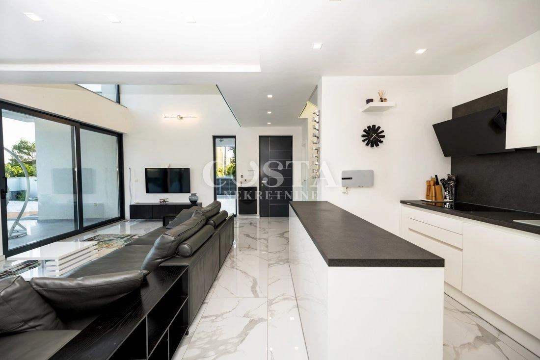 House 260 m2 with jacuzzi in Zadar, Croatia