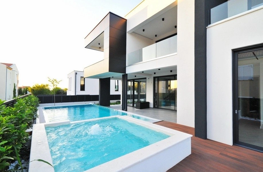 Villa 4+1 mit Jacuzzi in Zadar, Kroatien