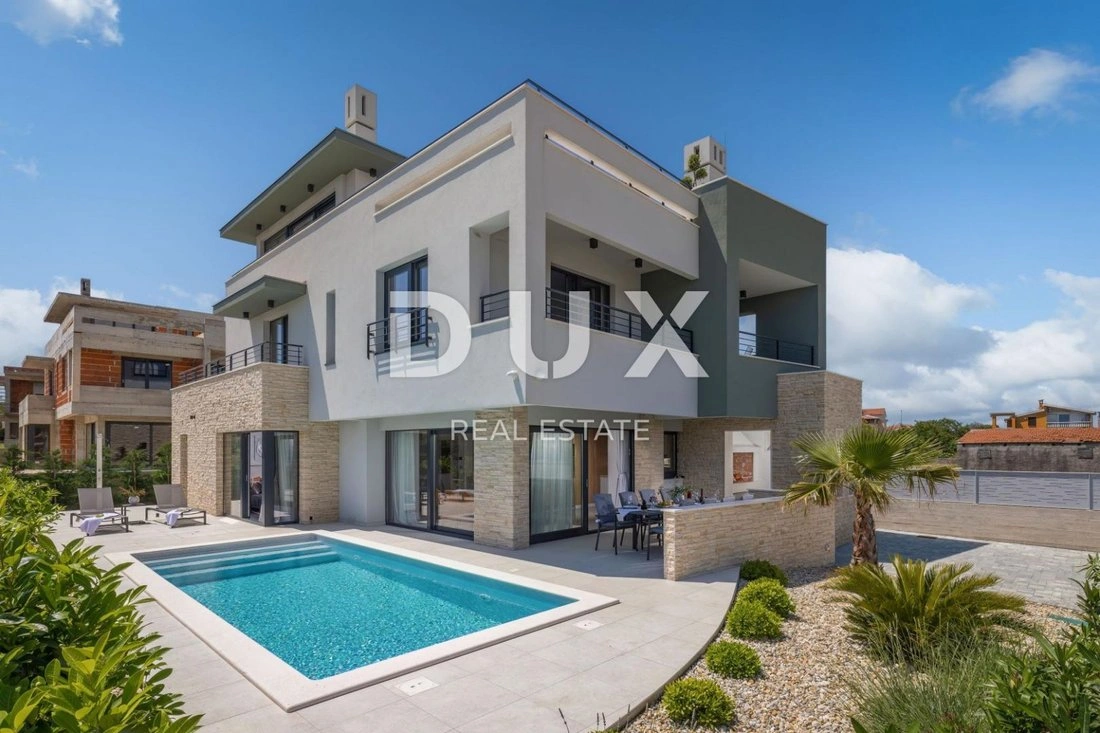 House 346 m2 with balcony in Zadar, Croatia