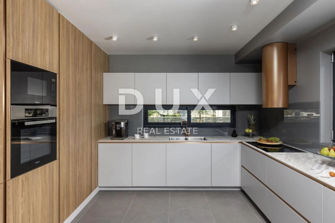 House 346 m2 with balcony in Zadar, Croatia