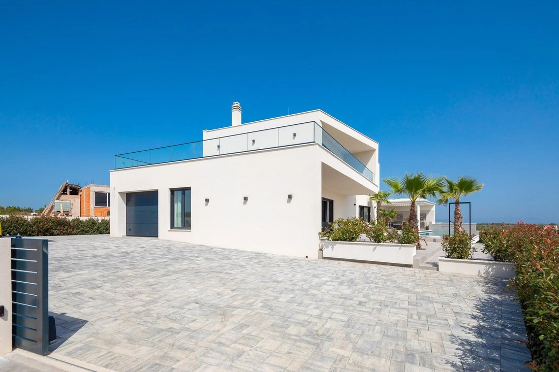 Villa 5+1 with jacuzzi in Sibenik, Croatia