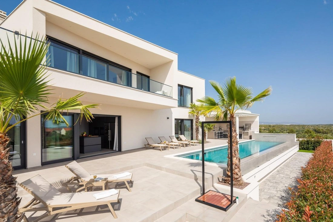 Villa 5+1 with jacuzzi in Sibenik, Croatia
