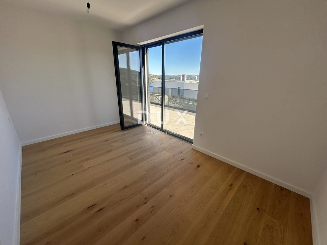 House 4+1 with elevator in Sibenik, Croatia